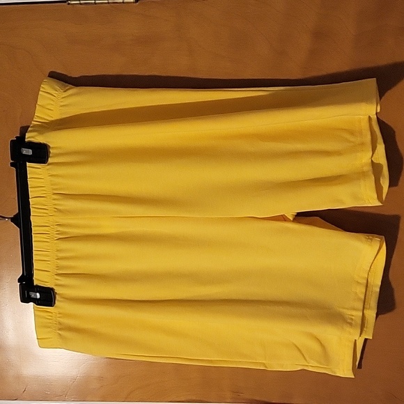 Womens White / Yellow 2-Piece "Queen" Short Set - Picture 4 of 7